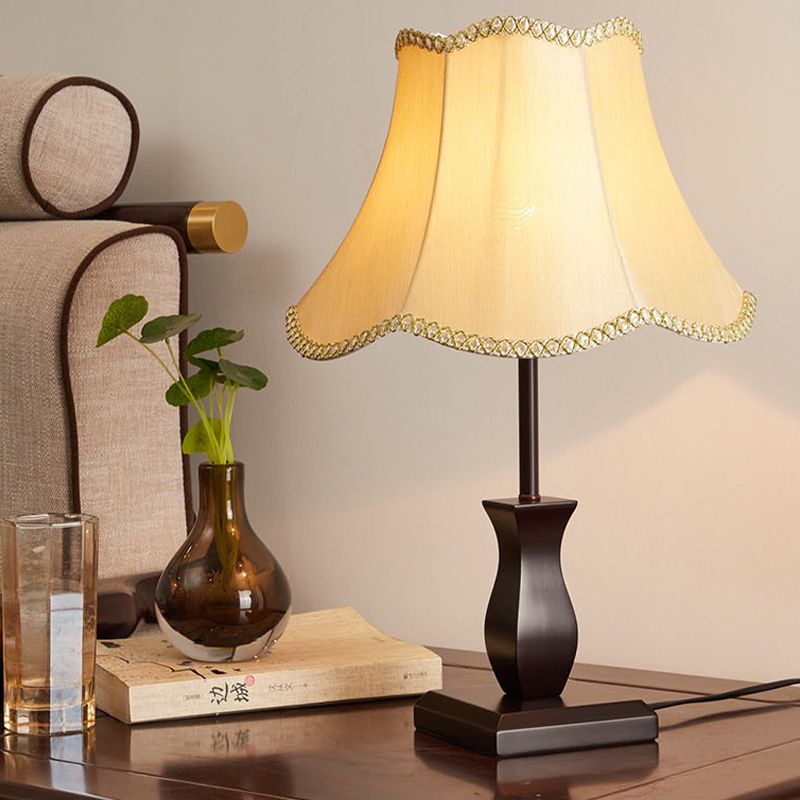 Single-bulp tafelverlichting land lambrisering bel-geschulpte stof nachtstandaardlamp in beige/bordeaux