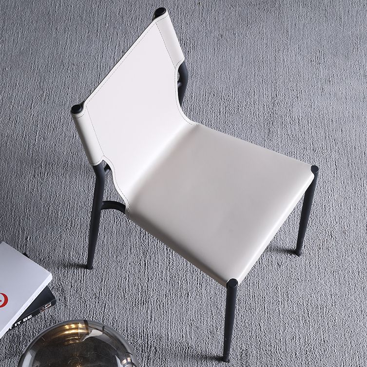 Silla lateral de cuero estilo diseñador para balcón, silla de comedor con respaldo sólido y patas negras