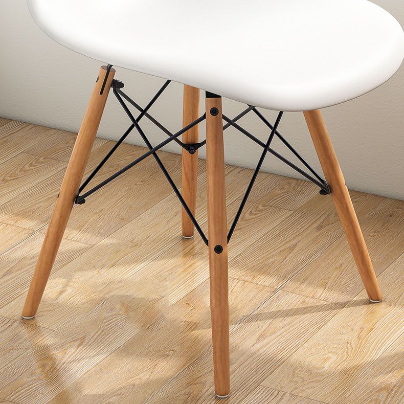 Sedia laterale per interni in legno moderno contemporaneo.