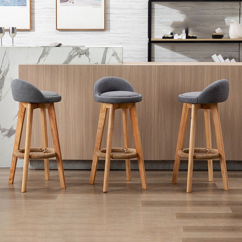 Taburete de bar giratorio de madera nórdica, taburete alto para interior con respaldo bajo y tapizado