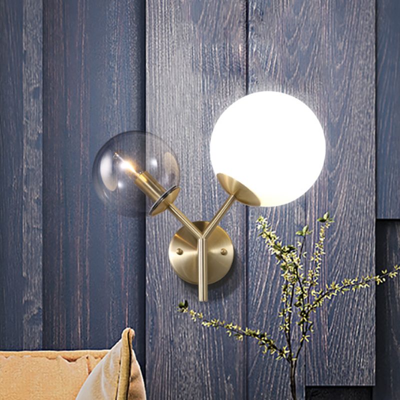 Moderne 2 lichten wandlamp met rook en witte glazen schaduw Gold Globe SCONCE LIMMUTER