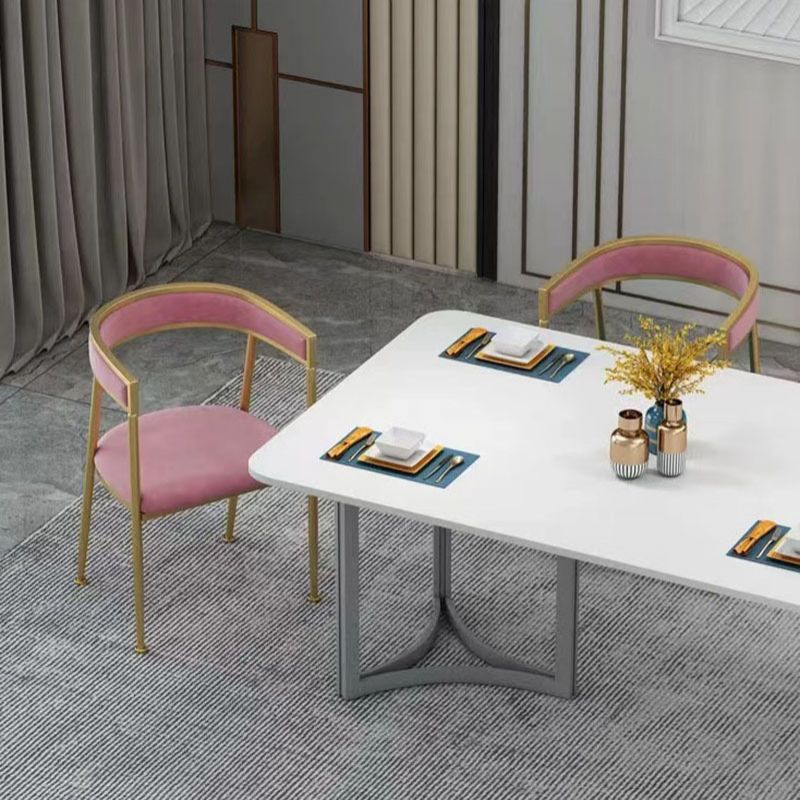 Silla de comedor tapizada con brazo de metal Glam, silla lateral de comedor para uso en restaurantes