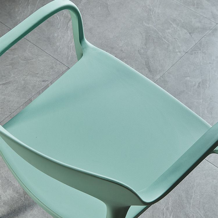 Sillón de estilo moderno con respaldo abierto y patas de plástico para cocina