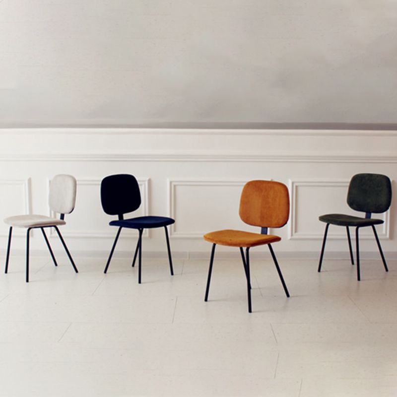 Chaise d'appoint scandinave à la maison, chaise de salle à manger rembourrée en métal à dossier ouvert