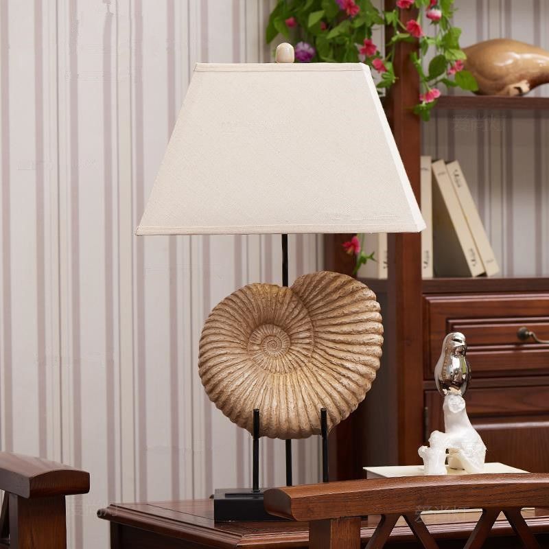 Country Spiral Shell Lampe de nuit à 1 lumière Light Table Éclairage avec une nuance de tissu pyramide en blanc