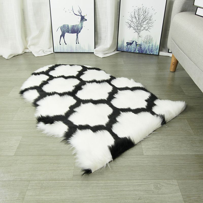 Stylish Black Carpet Geometric Pattern Polyester Area Rug Easy Care Area Rug for Home Decor
