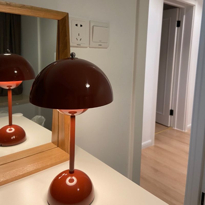 Metal Flower Shape Table Lamp Modern Style Colorful Table Lamp for Bedroom