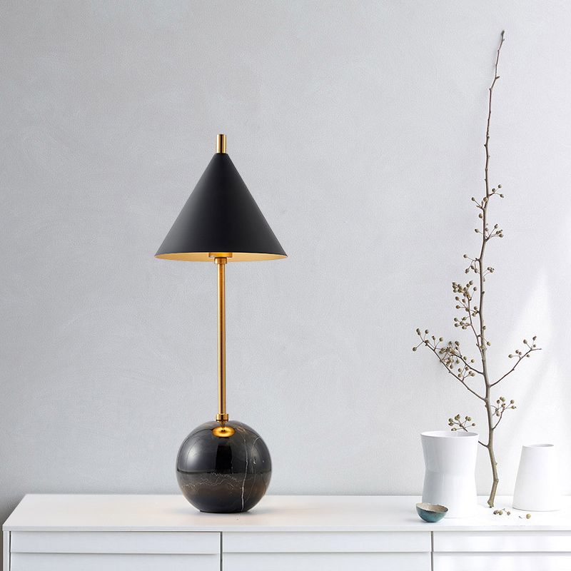 Globe Nightstand Light Nordic Marble 1-Light Black / White and Brass Table Lampe avec ombre de cône