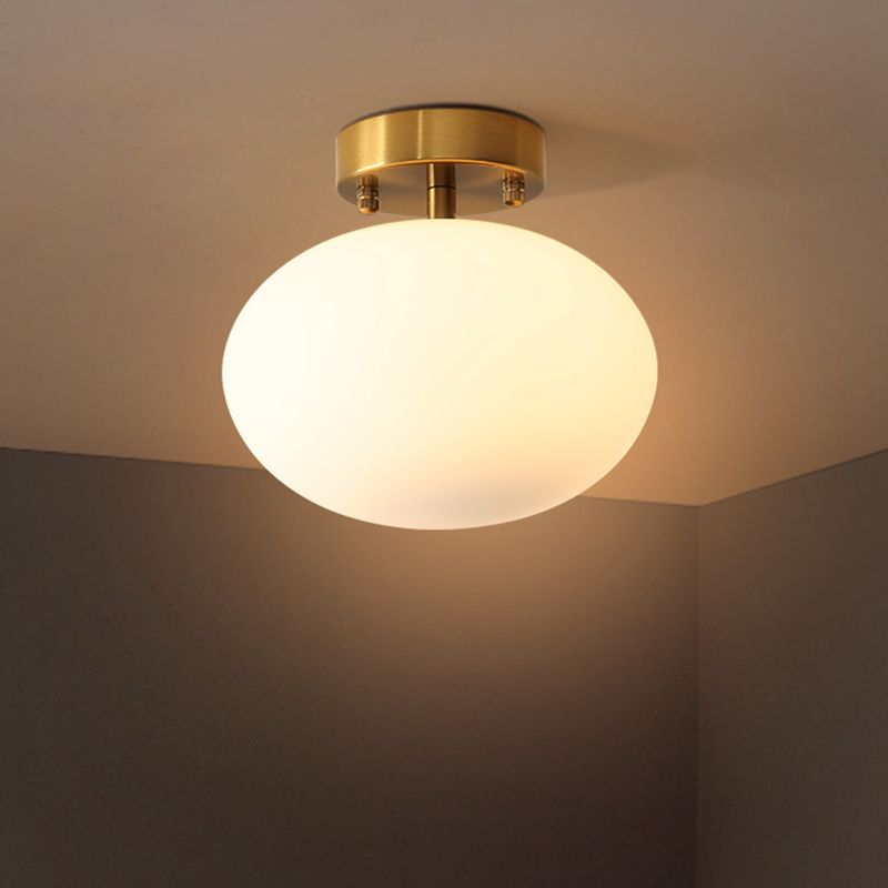Gouden ovale semi-inbouwlamp Minimalistisch 1-lichts crèmekleurig glas dicht bij plafondlamp voor slaapkamer