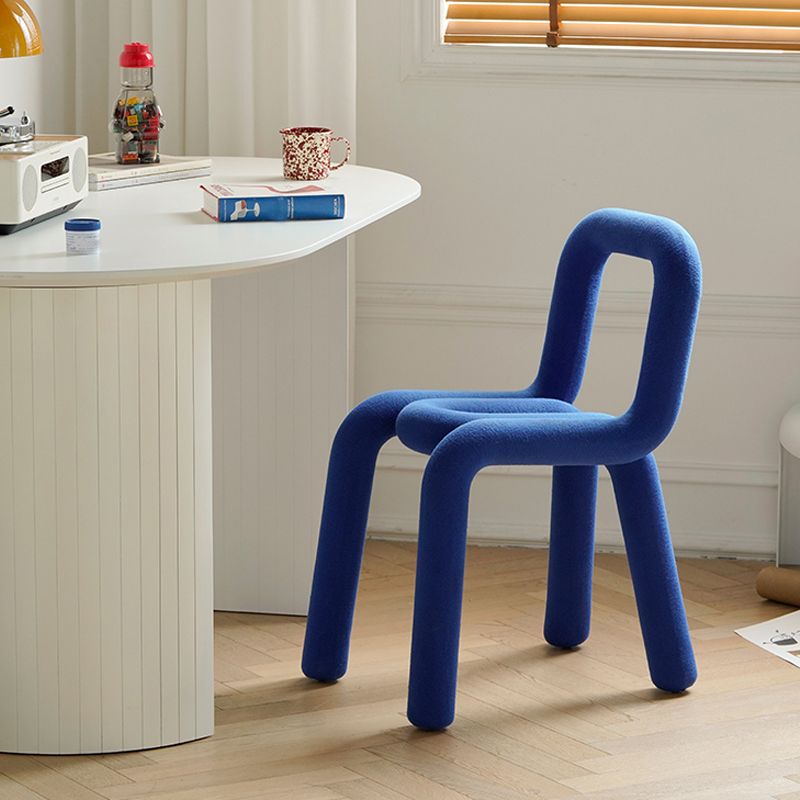 Silla lateral de comedor de terciopelo estilo diseñador, silla de comedor individual con respaldo abierto y acabado mate