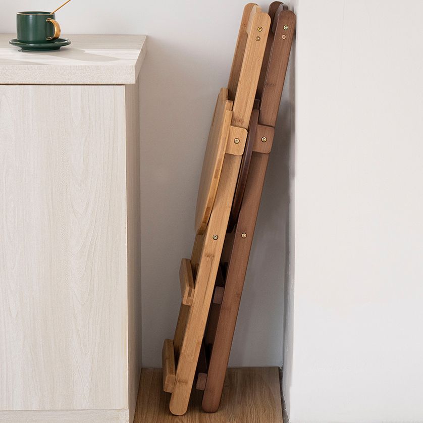 Moderner klappbarer Barhocker aus Holz mit Fußstütze und niedriger Rückenlehne für die Küche