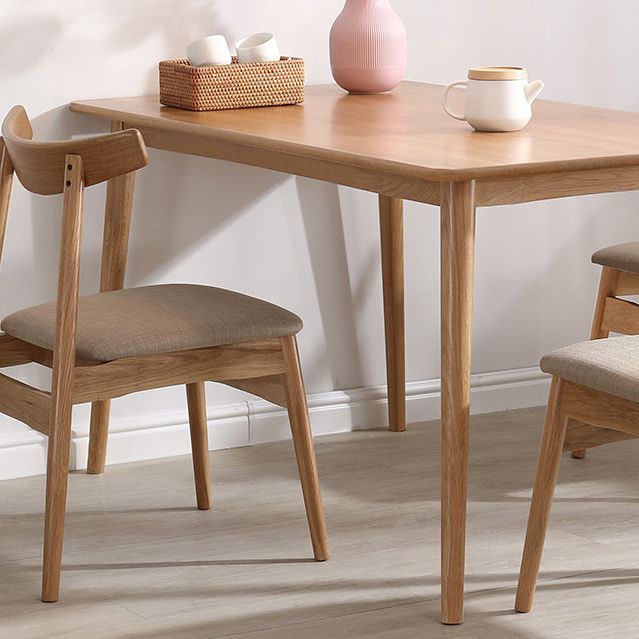 Eenvoudige bruine standaard eettafel vaste houten rechthoek eettafel met 4 potenbasis