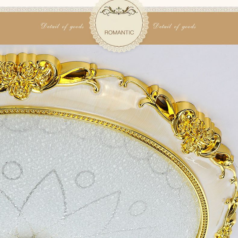 Kuppel-Unterputz-Deckenleuchten. Traditioneller Deckenleuchter aus Milchglas für den Flur