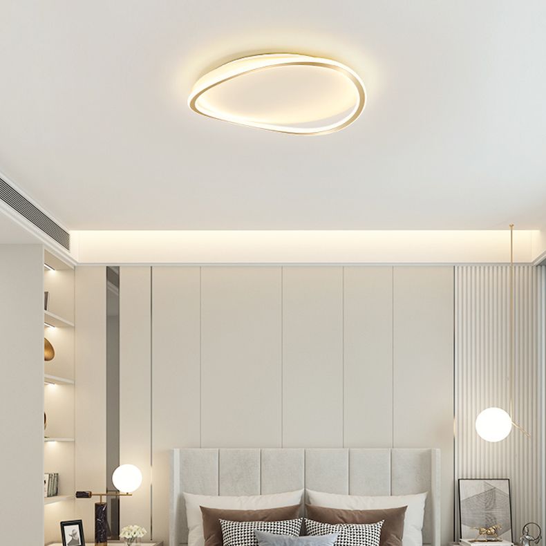 Plafonnier LED en acrylique doré, montage encastré linéaire en fer de simplicité moderne pour chambre à coucher