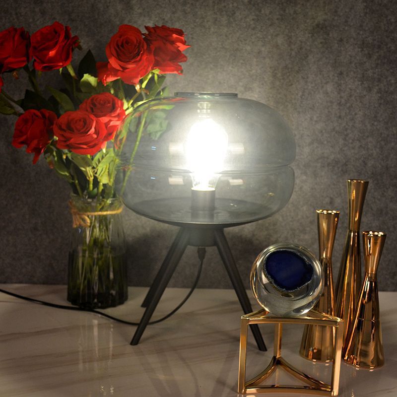Postmoderne UFO-förmige Glas Tischlampe Single-Bulb-Nachttischlicht mit Quadpod