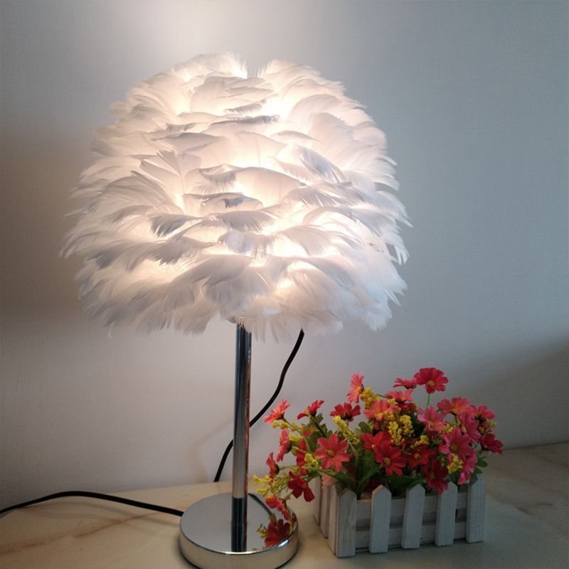 Moderna lampada da tavolo plug-in Artichoke Feather 1 luce Lampada da comodino per ragazze in rosa/grigio/bianco
