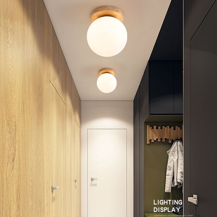 Zeitgenössische Minimalismus-Mini-Deckenleuchte aus Holz mit Einzellicht, Milchglas, Kugelschirm, Unterputzlampe für Flur, Gang