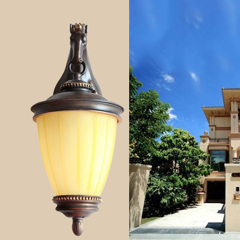 Geel glas urn wandlicht landelijk