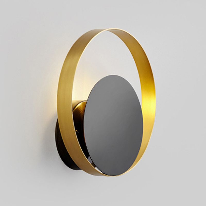 Lampada a parete circolare nera e oro nella moderna semplicità della parete in ferro battuto per gli spazi interni