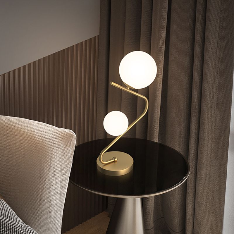 Gebogener Tisch Licht minimalistische Opalkugelglas 2-Bulb-Messing Nacht Stand Lampe für Schlafzimmer