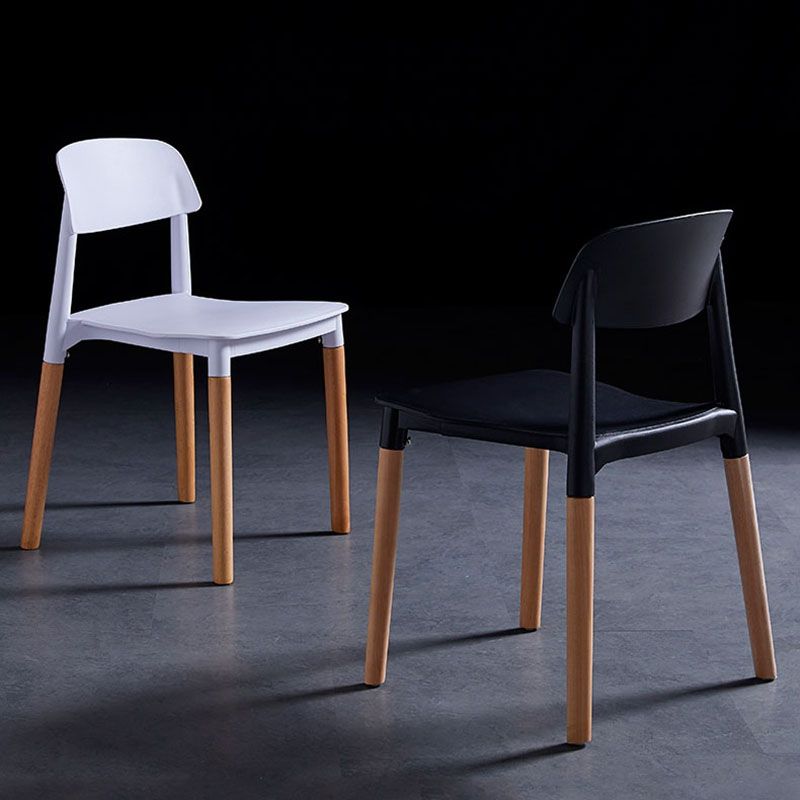 La parte posterior abierta del diseño escandinavo que cena el plástico de las sillas laterales cena la silla sin brazos