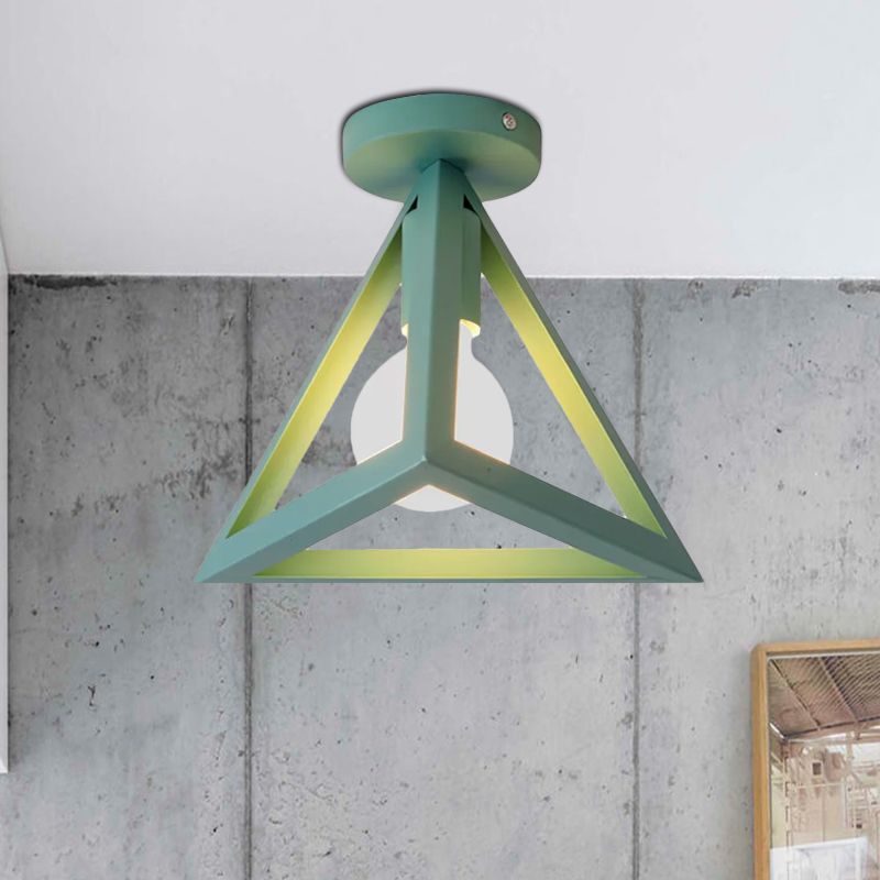 Lámpara de techo semi empotrada de jaula de alambre industrial retro con pantalla triangular Lámpara de techo de metal de 1 cabezal en negro/gris/blanco
