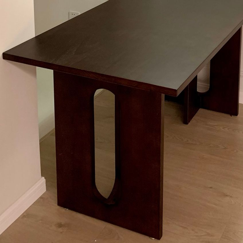 Mesa de comedor rectangular de color madera, mesa de madera maciza, simplicidad con pedestal doble