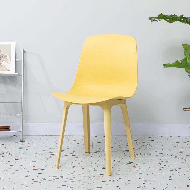 Sedia da pranzo in plastica in plastica in stile contemporaneo.