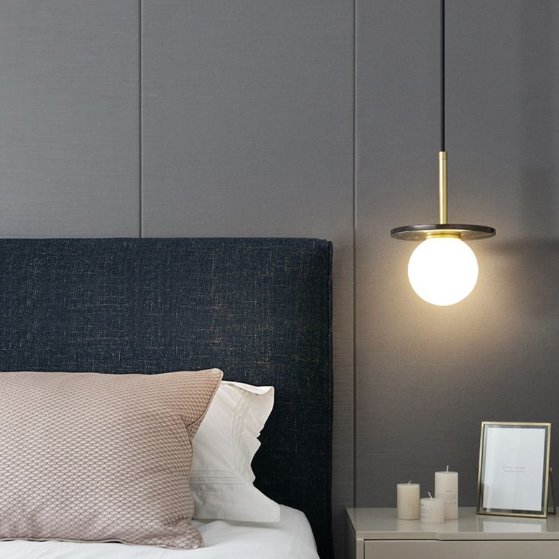 Natürlicher Marmor kleiner Anhänger Licht moderne 1-Kopf-Federlampe mit weißem Glasschatten