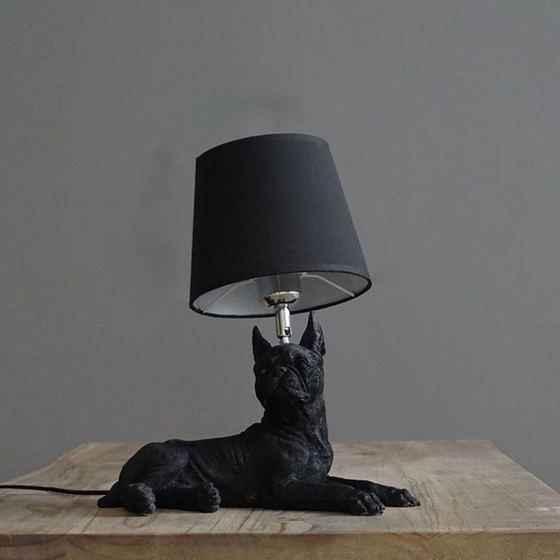 1 Glühbirne Stoff Nachtisch Licht traditionelle schwarze Schlagzeugschlafzimmer Nachttischlampe mit Harzhund Basis