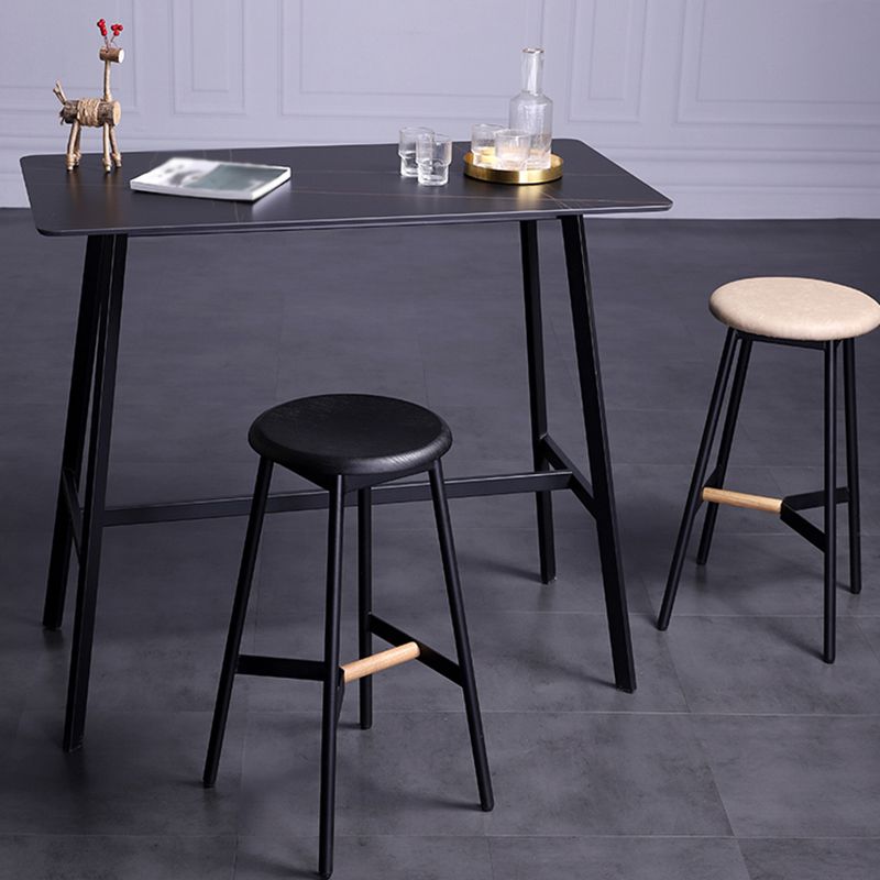 Taburetes de bar negros escandinavos, taburetes de bar sin respaldo de madera y metal con asiento redondo
