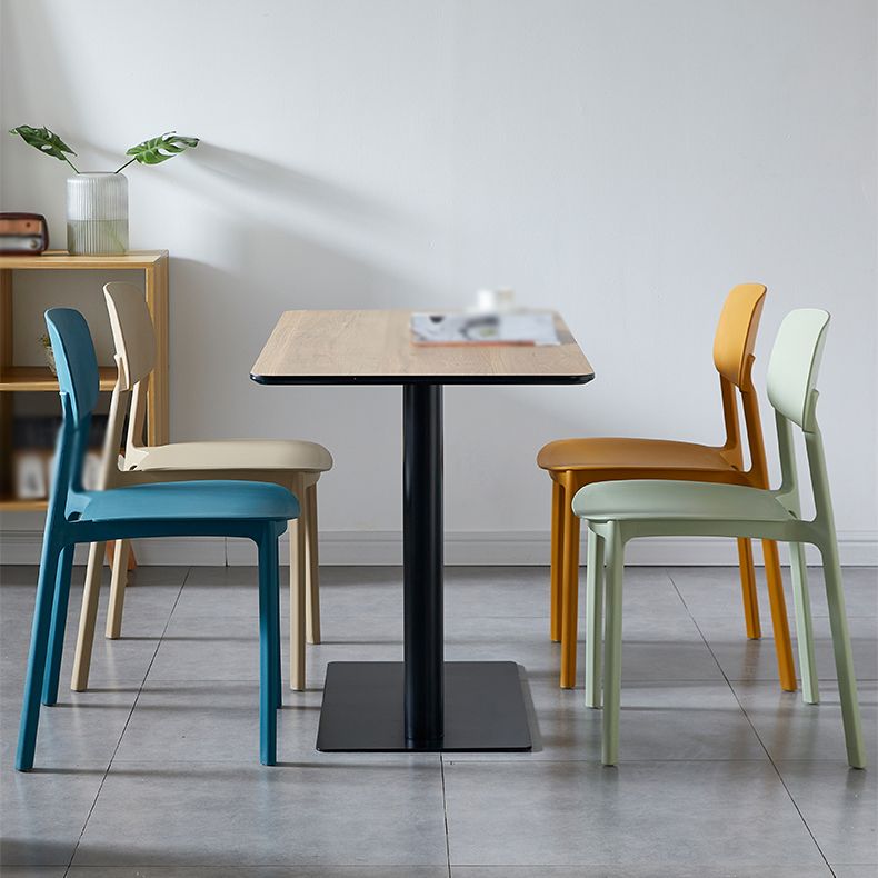 Chaise de salle à manger contemporaine en plastique, finition mate, chaise latérale de salle à manger à dossier ouvert