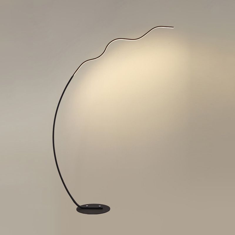 Zwart/witte golfvormige staande lamp Hedendaagse LED-metalen vloerverlichting in warm/wit licht