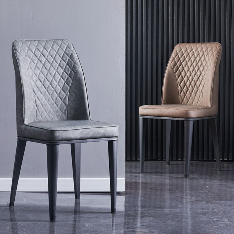 Silla lateral interior escandinava Silla de comedor con respaldo sólido tapizada de metal