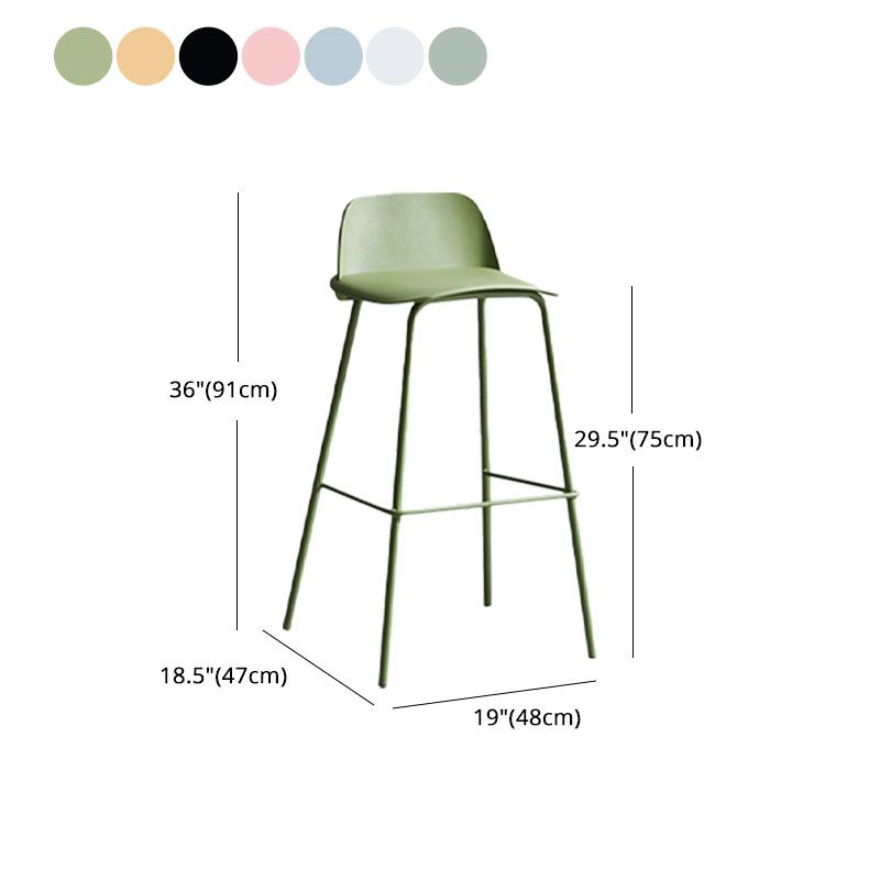 Taburete de bar contemporáneo de plástico y metal, taburete de bar Bristol con reposapiés y respaldo bajo