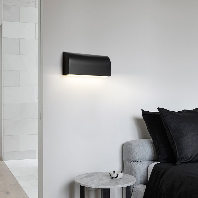 Single Modern Black/White Wall Mounted Sconce Metal LED Wall Light