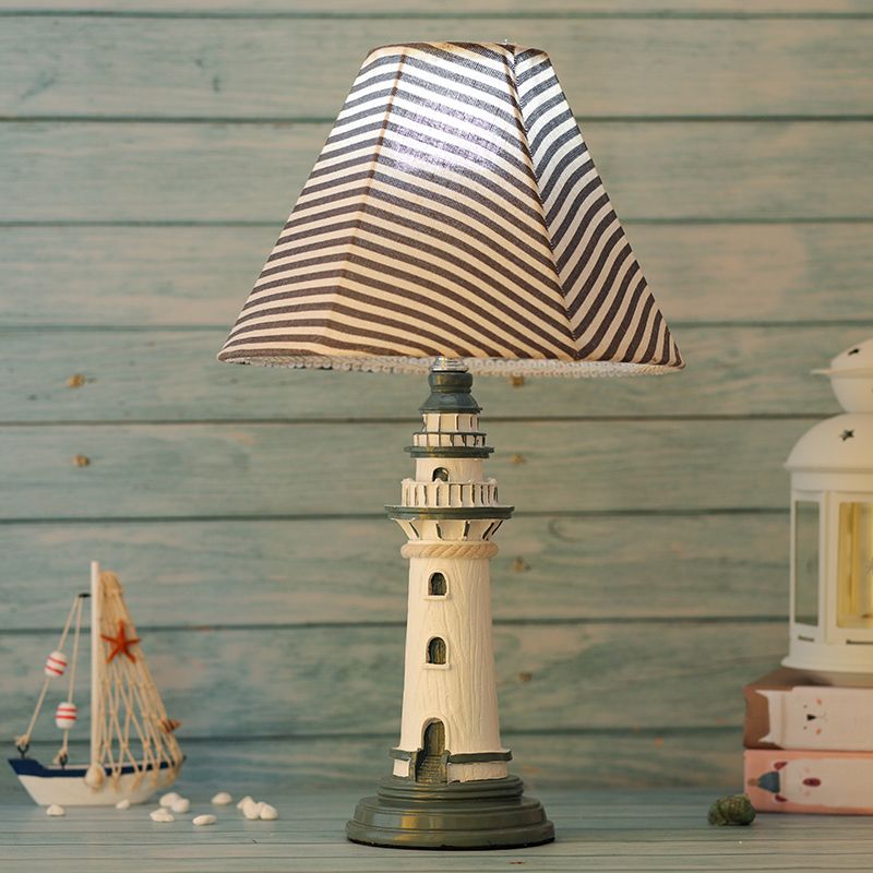 Lampada da tavolo per cameretta con luce notturna affusolata mediterranea in tessuto a 1 lampadina con motivo a torre/barca/striscia e base a faro