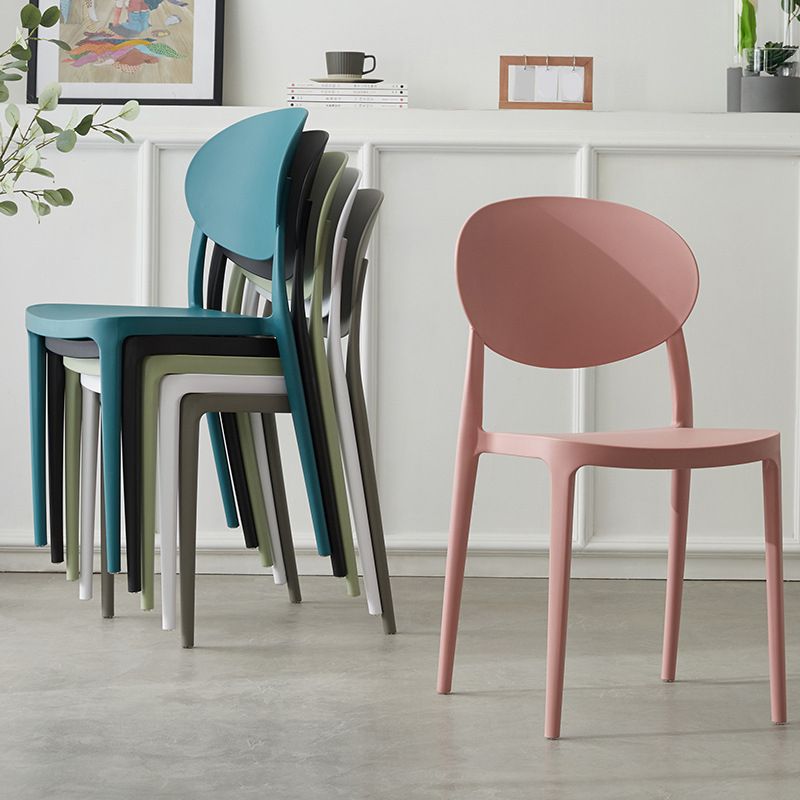 Silla de comedor de plástico escandinavo con respaldo abierto y acabado mate