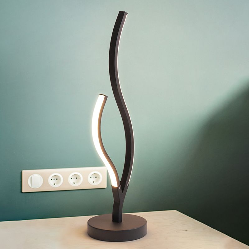 Lámpara de mesita de noche LED minimalista con iluminación de tareas con curvas acrílicas en blanco y negro con base de metal circular