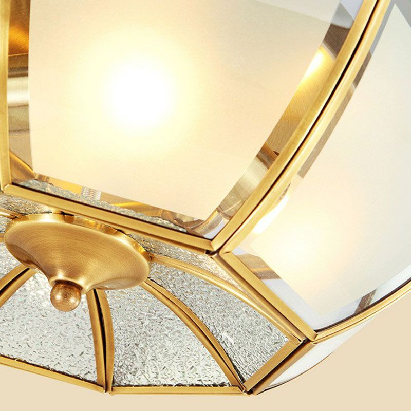 Lampe montée au plafond au fini laiton, style colonial, verre givré, abat-jour encastré
