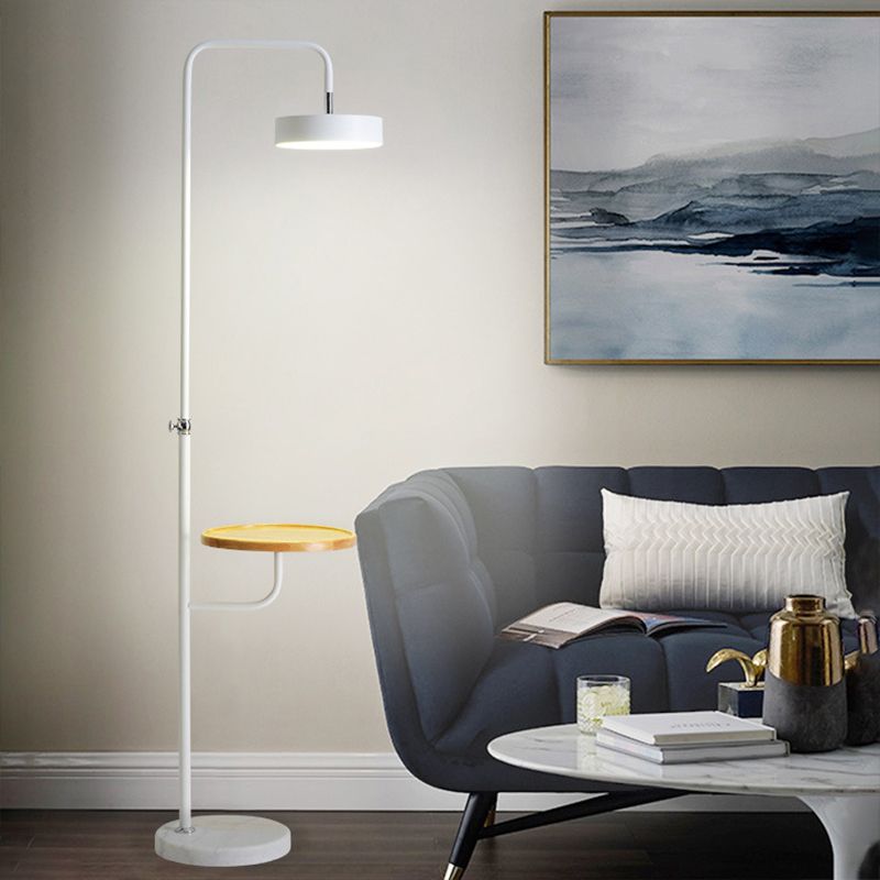 Runde Metallbodentischbeleuchtung minimalistische LED Weiße/schwarze Standardlampe mit abgewinkeltem Arm für Schlafzimmer
