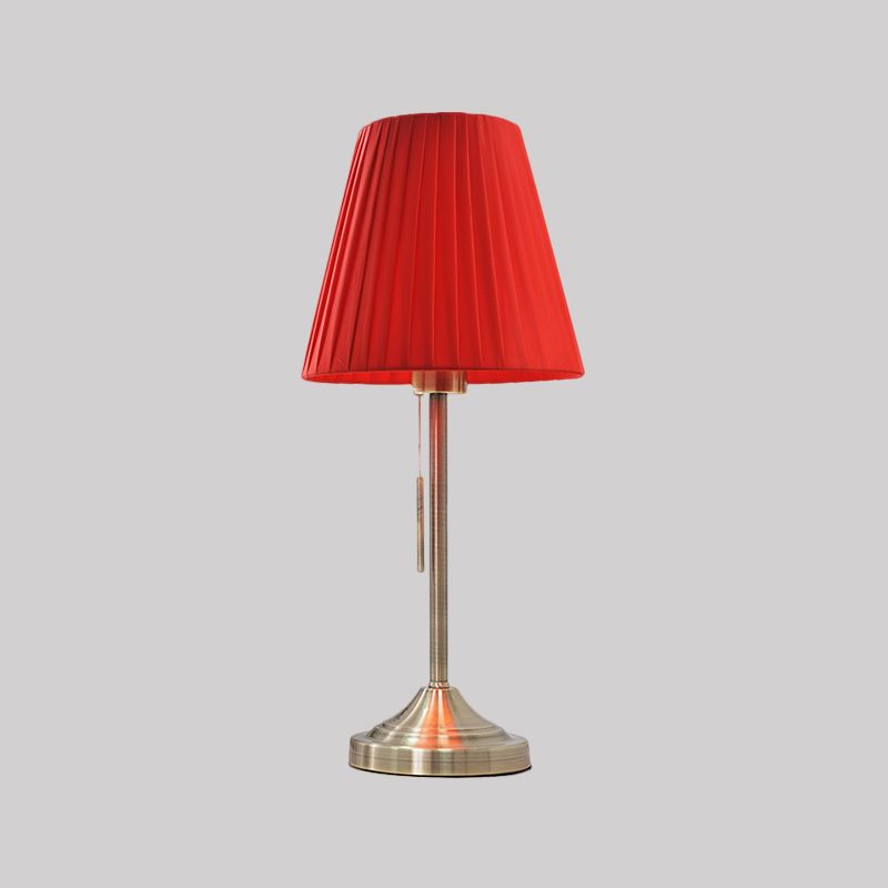 Moderne conische nachtlamp geplooide stof 1-licht slaapkamer metalen tafellicht in beige/rood met trekketting