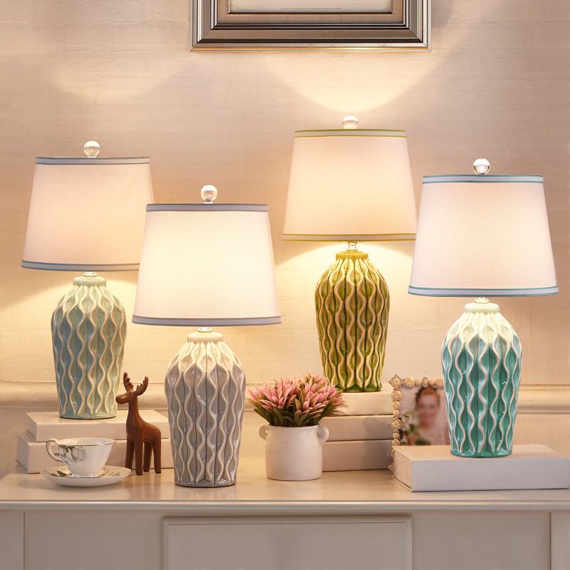 Tessuto a forma conica lampada da tavolo in stile nordico luce singolo comodino con decorazione in ceramica