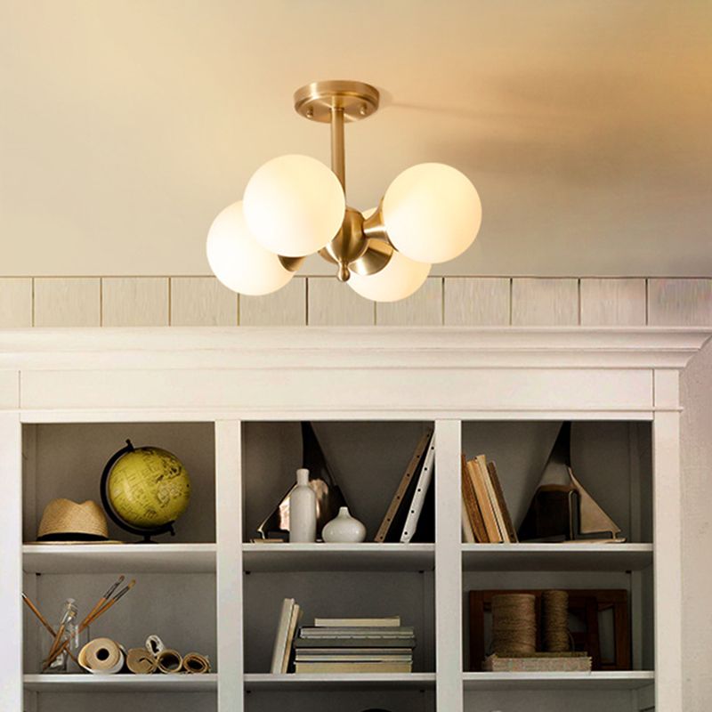 Postmoderne Metallhänge Kronleuchter leichter Opalglas Schatten 4 Licht Deckenkroren in Gold für Schlafzimmer