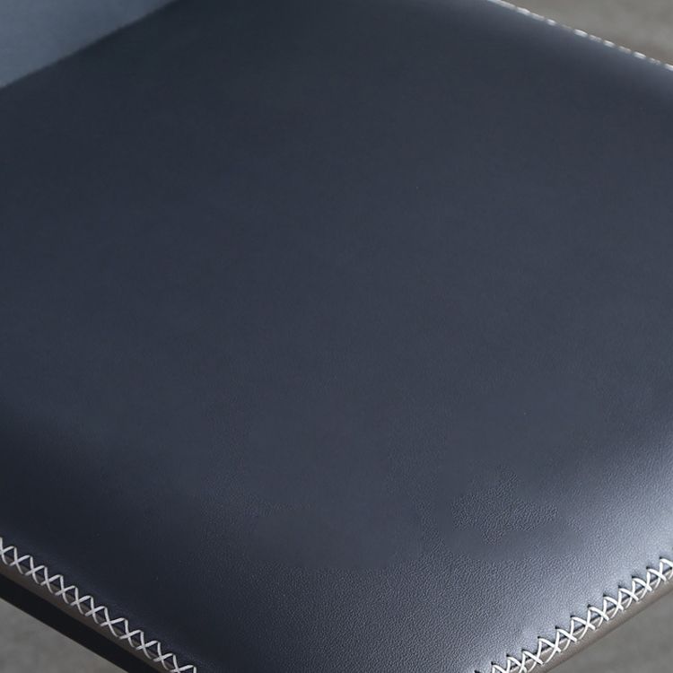 El lado moderno del comedor preside la silla sin brazos curvada cuero mate de Parsons del final