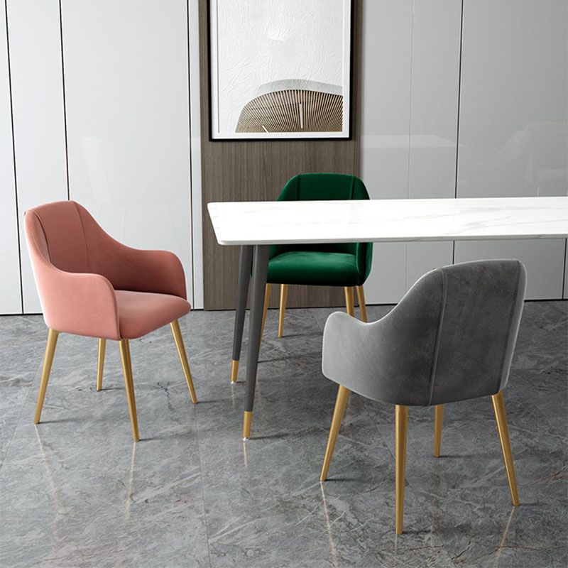 El comedor del metal del estilo nórdico preside la butaca lateral tapizada para el uso del restaurante