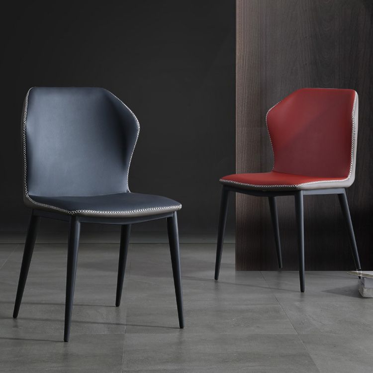 El lado moderno del comedor preside la silla sin brazos curvada cuero mate de Parsons del final