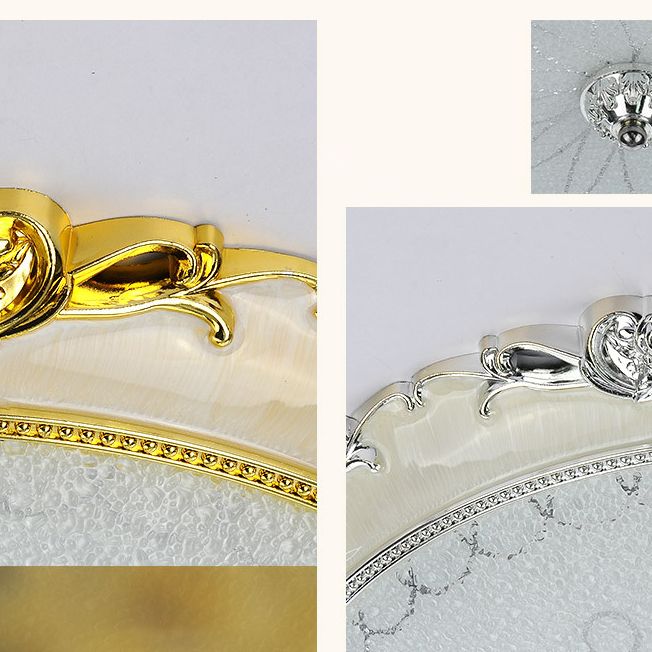 Kuppel-Unterputz-Deckenleuchten. Traditioneller Deckenleuchter aus Milchglas für den Flur