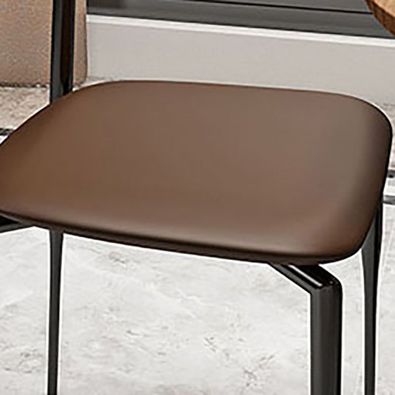 Silla lateral de comedor de cuero de estilo industrial con respaldo abierto