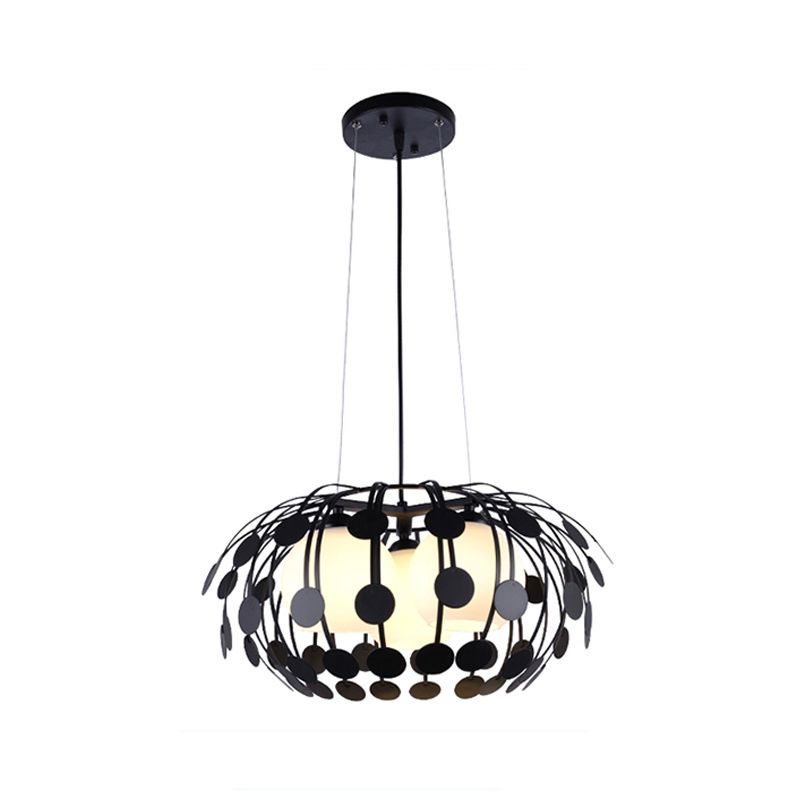 Chandelier de globe noir / blanc moderne 3 lumières en verre blanc suspendu plafonnier avec cadre en fer ovale